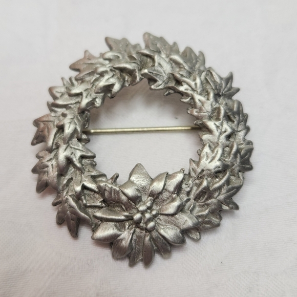 Vintage pewter Christmas wreath brooch - Picture 2 of 5